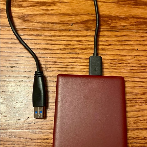 Seagate External 2 terabyte storage unit for Xbox - rare Gears of War 4 edition - Picture 3 of 4